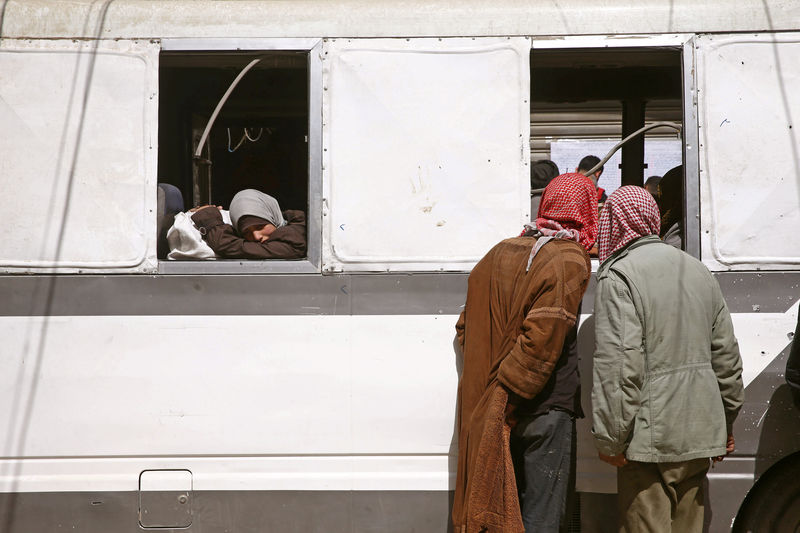 © Reuters. Garota olha pela janela de ônibus durante evacuação da cidade sitiada de Douma, na Síria