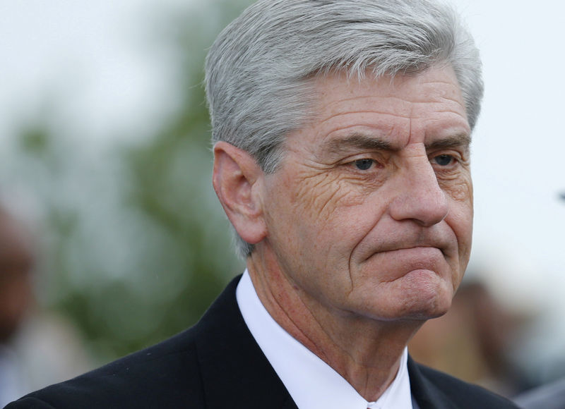 © Reuters. FILE PHOTO: Mississippi Governor, Bryant, arrives at B.B. King's funeral in Indianola