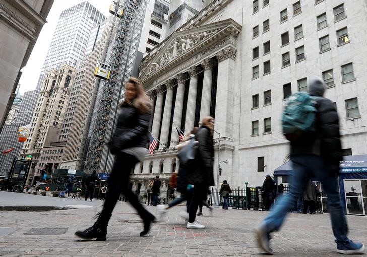 © Reuters. Pedestres caminham em frente à Bolsa de Valores de Nova York, em Wall Street, Nova York