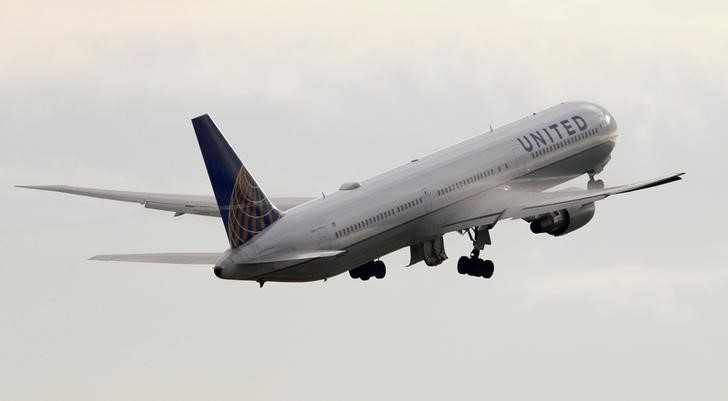 © Reuters. FILE PHOTO - United Airlines Boeing 767-424(ER) aircraft takes off from Zurich Airport