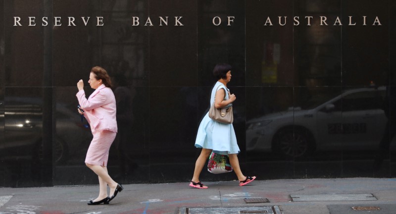 © Reuters. Two women walk next to the Reserve Bank of Australia headquarters in central Sydney