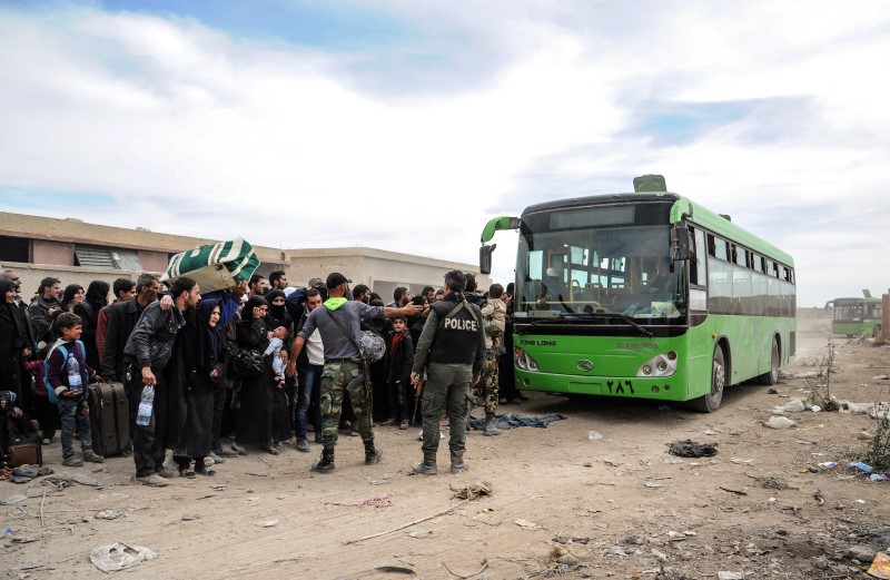 © Reuters. روسيا تقول 79702 من المدنيين غادروا الغوطة الشرقية في سوريا