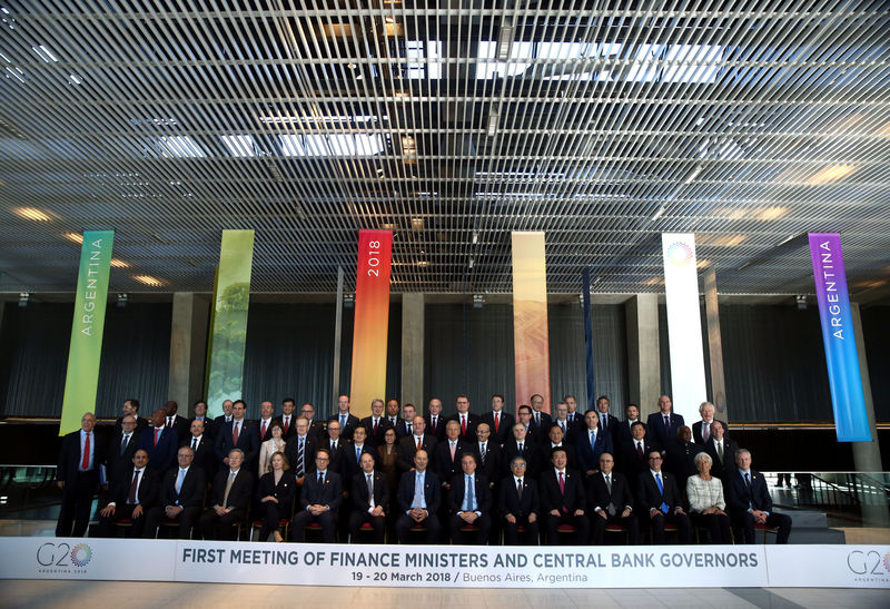 © Reuters. Finance ministers and Central Bank presidents pose for the official photo at the G20 Meeting of Finance Ministers in Buenos Aires