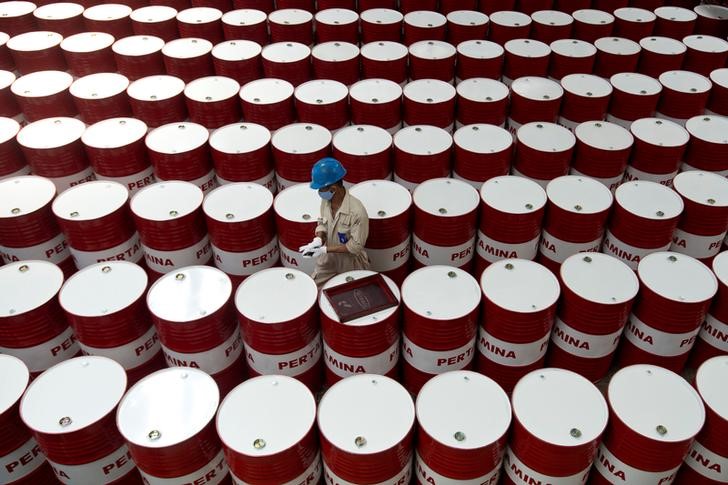 © Reuters. Бочки на заводе Pertamina в Чилачапе