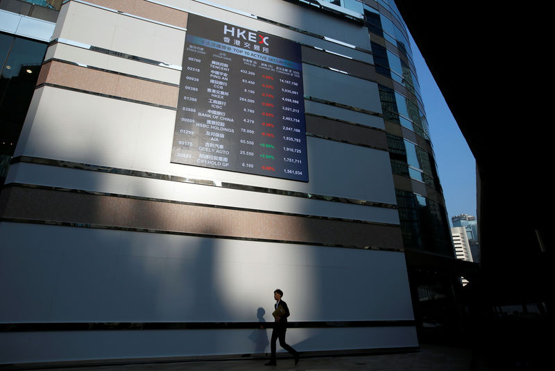 © Reuters. Pannello con andamento titoli esterno alla Borsa di Hong Kong