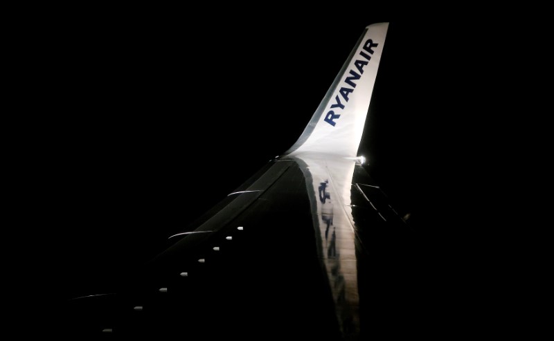 © Reuters. A Ryanair logo is seen on a wing of a passenger aircraft travelling from Madrid International Airport to Bergamo Airport, Italy
