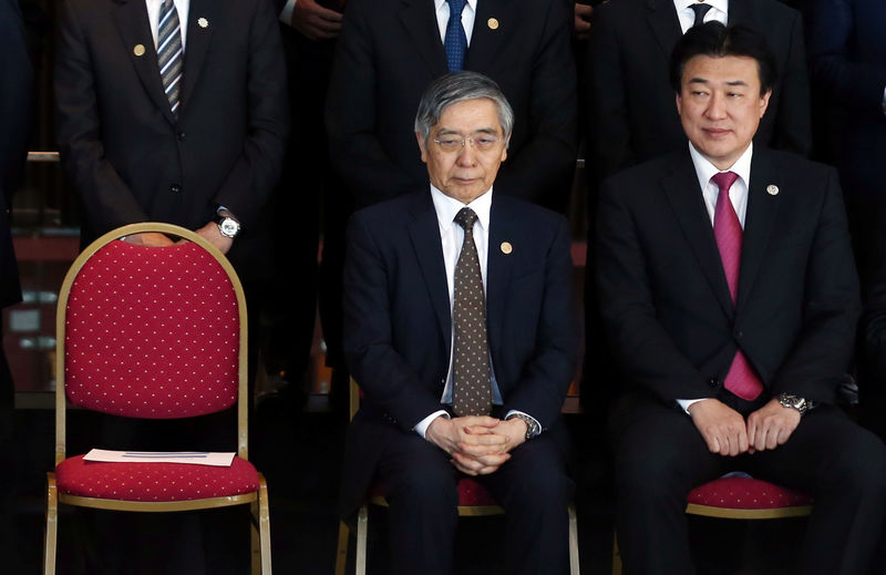 © Reuters. Il governatore della Banca del Giappone Kuroda e il ministro delle Finanze Minoru Kihara a Buenos Aires