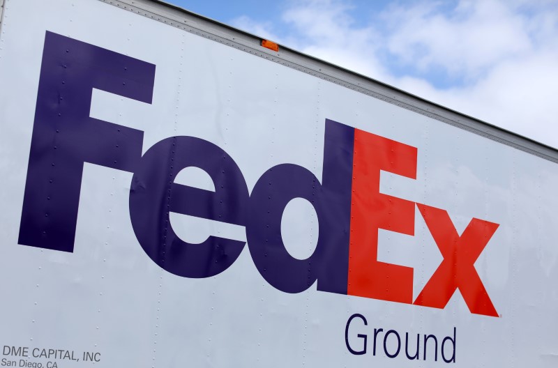 © Reuters. Caminhão da Fedex durante entrega na Califórnia