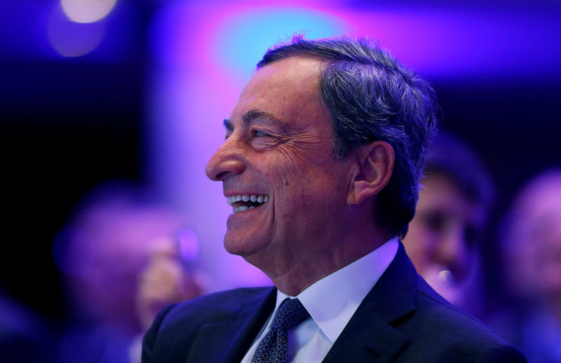 © Reuters. FILE PHOTO - ECB President Draghi attends European Banking Congress in Frankfurt