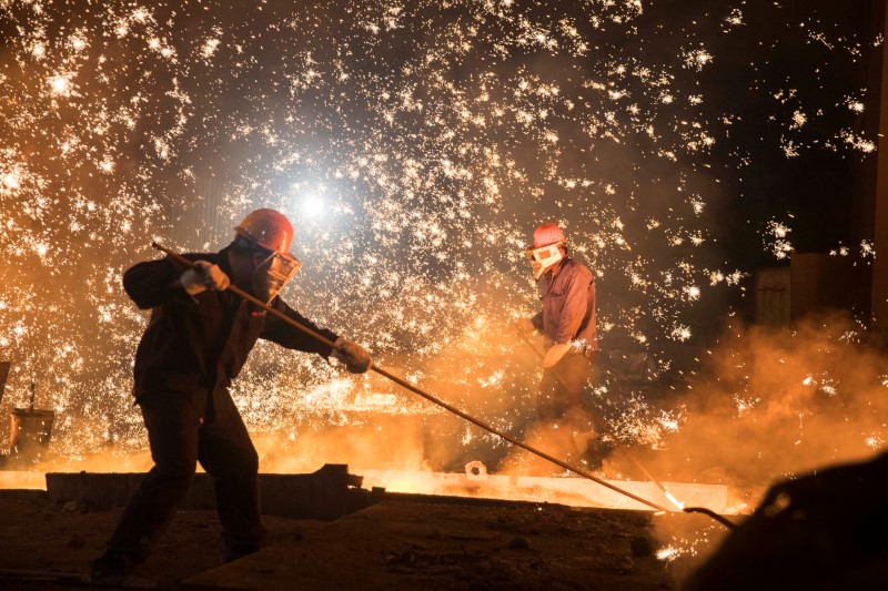 © Reuters. Laborers work at a steel plant of Shandong Iron & Steel Group in Jinan