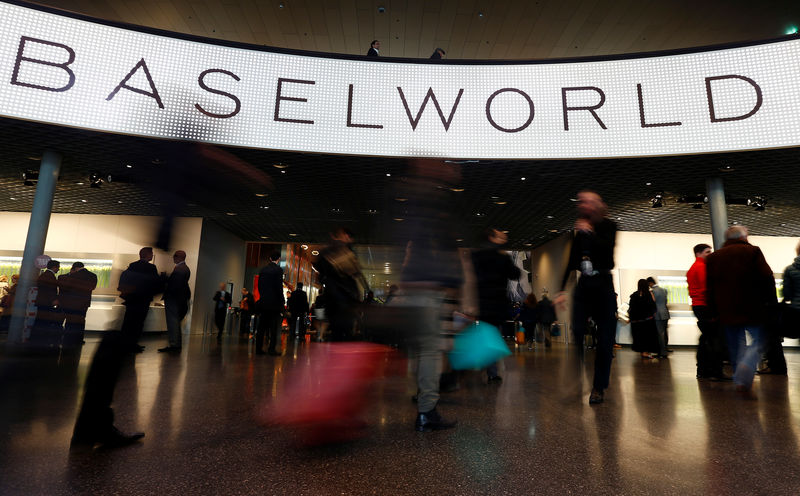 © Reuters. FILE PHOTO: Visitors arrive at the Baselworld watch and jewellery fair in Basel