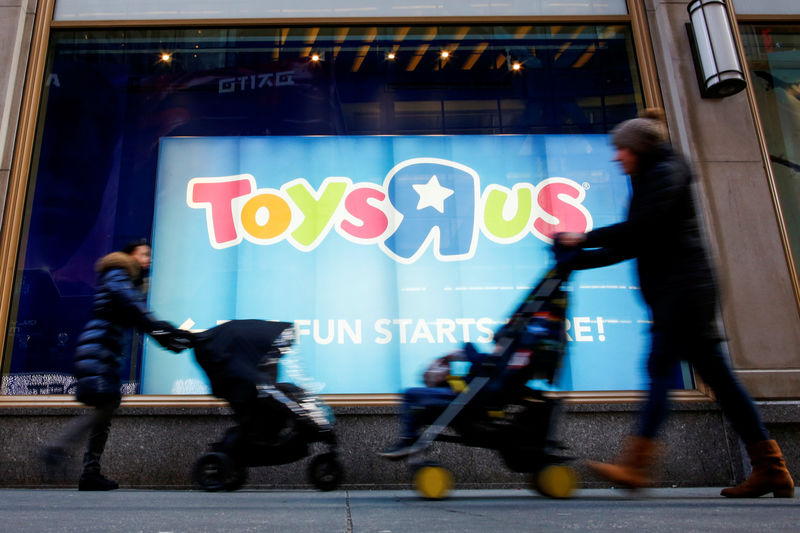 © Reuters. FILE PHOTO -  People pass by Toys R Us store at Times Square in New York