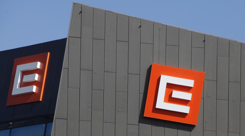 © Reuters. FILE PHOTO - Czech electricity producer CEZ's logo is seen on the company's headquarters in Prague
