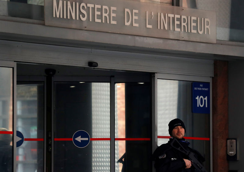 © Reuters. A French policeman stands guard in front of the entrance of the judiciary police offices in Nanterre