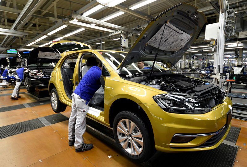 © Reuters. FILE PHOTO: VW Golf cars are pictured in a production line at the plant of German carmaker Volkswagen in Wolfsburg