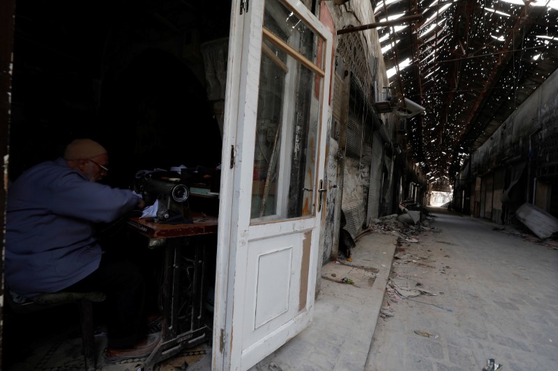 © Reuters. تحقيق-حلب السورية تكابد المشاق لإحياء صناعة المنسوجات واستعادة عز غابر