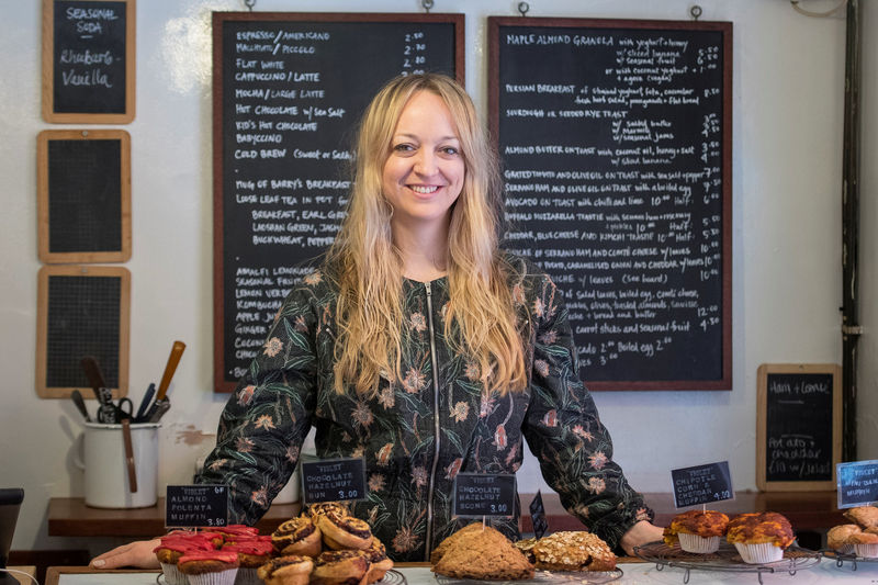 © Reuters. Claire Ptak, dona da confeitaria Violet Bakery, posa para fotos em Londres