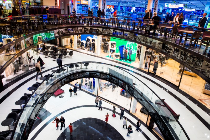 © Reuters. FILE PHOTO - People walk through Mall of Berlin shopping centre during its opening night in Berlin