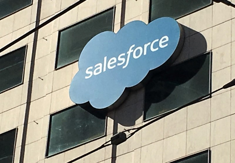 © Reuters. FILE PHOTO -  The Salesforce logo is pictured on a building in San Francisco