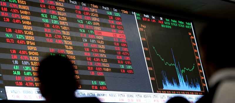 © Reuters. Pessoas observam dados na Bolsa de Valores de São Paulo, em São Paulo
