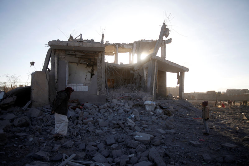 © Reuters. People inspect damage at the site of a Saudi-led air strike, north of Yemen's capital Sanaa