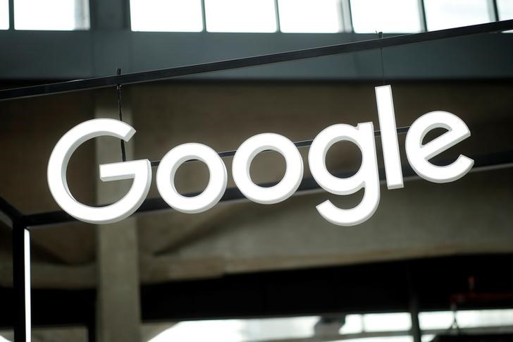 © Reuters. Logo do Google em frente ao prédio da empresa em Paris