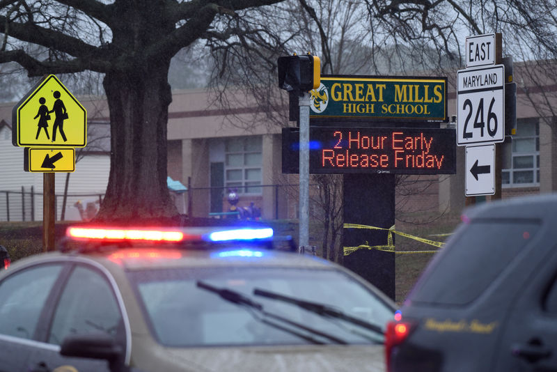 © Reuters. Carro de polícia em frente à escola Great Mills, em Maryland, no EUA