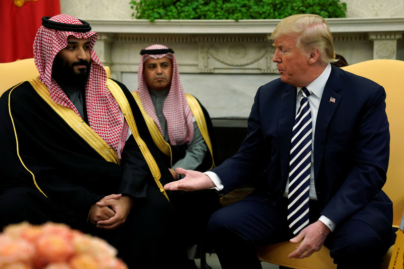 © Reuters. ترامب يشيد بمبيعات السلاح الأمريكية في اجتماع مع ولي عهد السعودية
