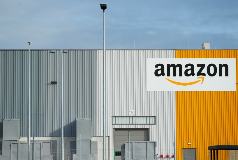 © Reuters. FILE PHOTO - A view of the new Amazon logistic center with the company's logo in Dortmund