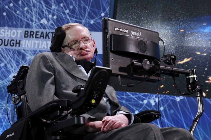 © Reuters. Stephen Hawking durante anúncio em Nova York