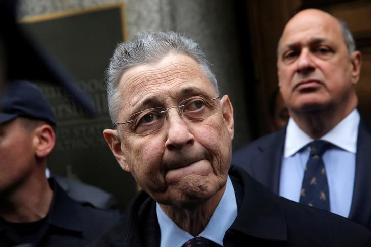 © Reuters. Former New York State Assembly Speaker Sheldon Silver exits the Manhattan U.S. District Courthouse in New York City, U.S.
