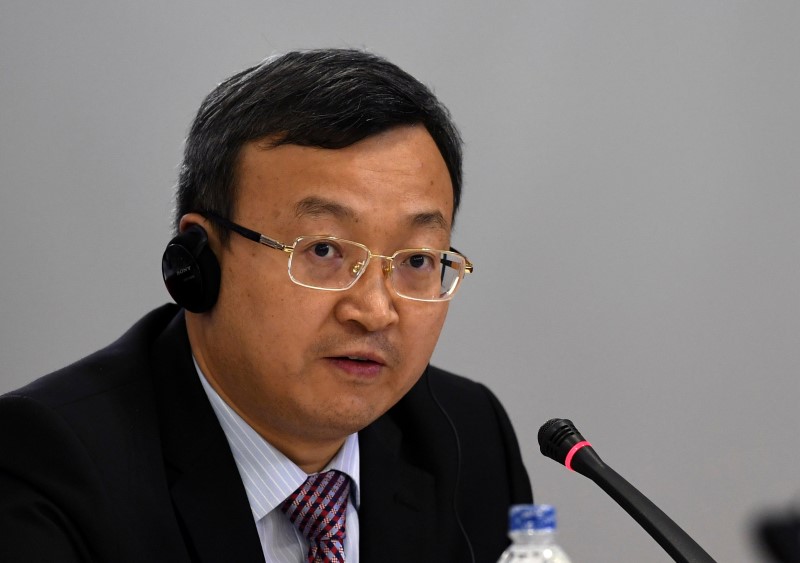 © Reuters. China's Vice Minister of Commerce Wang Shouwen speaks at a press conference during APEC MRT 23 meeting in Hanoi