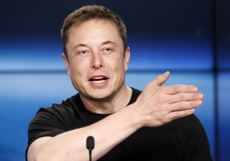 © Reuters. SpaceX founder Musk speaks at a press conference following the first launch of a SpaceX Falcon Heavy rocket in Cape Canaveral