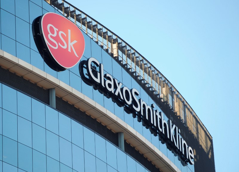 © Reuters. File photo of a GlaxoSmithKline logo outside one of its buildings in west London