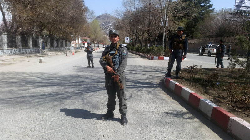 © Reuters. انتحاري يقتل 26 على الأقل قرب مزار شيعي في كابول