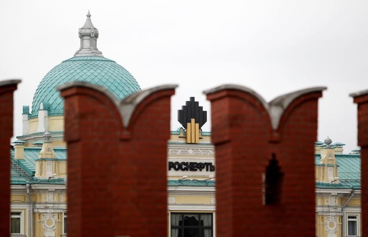 © Reuters. Logo of Russia's top crude producer Rosneft is seen at company's headquarters, behind Kremlin wall, in central Moscow
