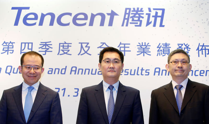 © Reuters. Tencent Holdings Ltd President and Executive Director Martin Lau, Chairman and CEO Pony Ma and CFO John Lo attend a news conference in Hong Kong