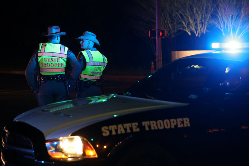 © Reuters. Agentes de segurança do Texas durante investigação de dispositivo explosivo em Austin