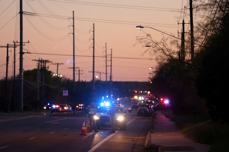 © Reuters. El sospechoso de enviar bombas en Texas se suicida al acercarse la policía
