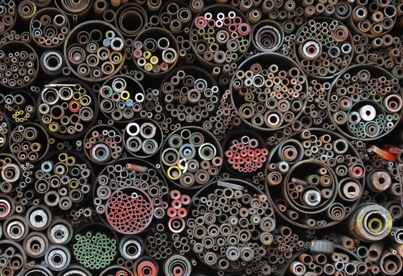 © Reuters. Steel pipes for sale are displayed at a shop in the Mullae-dong steel product district in Seoul