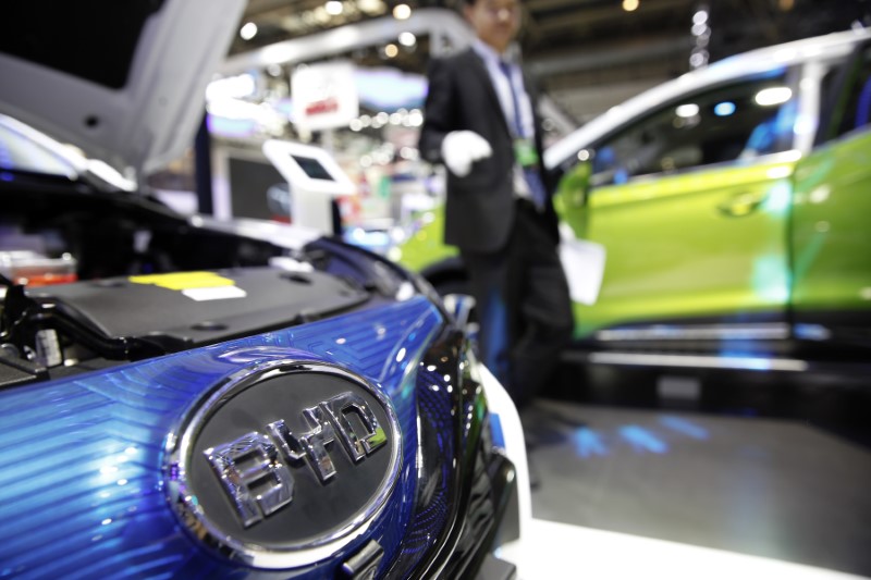 © Reuters. The logo of BYD is seen on a car presented at the Auto China 2016 auto show in Beijing