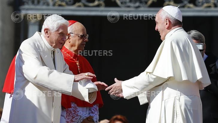© Reuters. Il Papa Emerito Joseph Ratzinger (S) e Papa Francesco