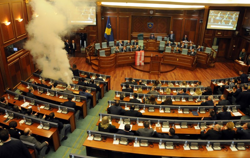 © Reuters. المعارضة في كوسوفو تطلق غازا مسيلا للدموع في البرلمان احتجاجا على اتفاق حدودي