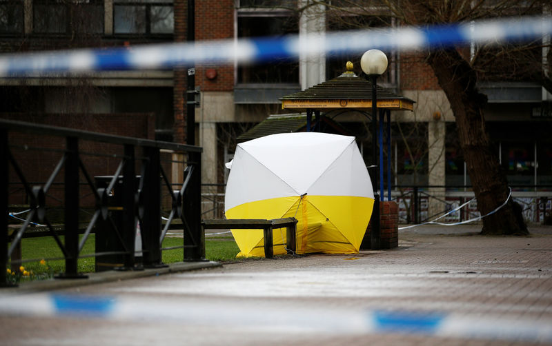 © Reuters. Tenda cobre banco onde ex-agente duplo russo Sergei Skripal e sua filha Yulia foram encontrados inconscientes em Salisbury, no Reino Unido