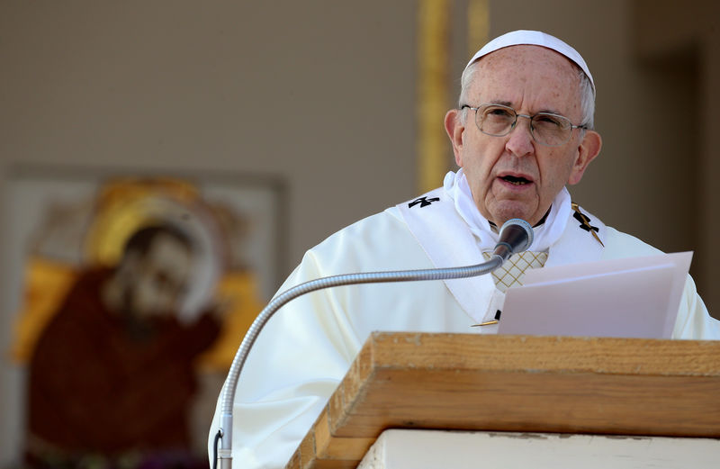 © Reuters. Papa Francisco durante missa