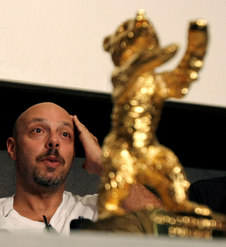 © Reuters. FILE PHOTO: Brazilian director Padilha listens to a question near the Golden Bear during a news conference in Rio de Janeiro