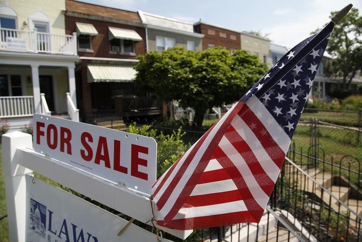 © Reuters. A U.S. flag decorates a for-sale sign at a home in the Capitol Hill neighbourhood of Washington
