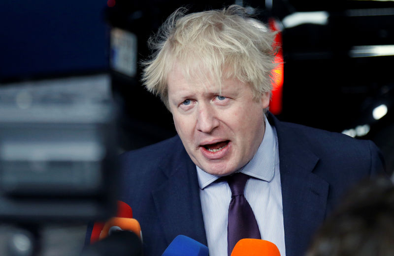 © Reuters. Ministro de Relações Exteriores do Reino Unido, Boris Johnson, fala com repórteres em Bruxelas, na Bélgica