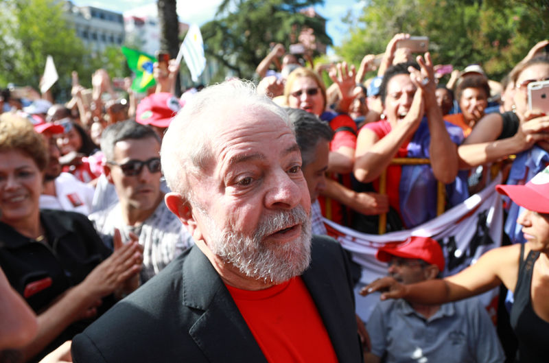 © Reuters. Ex-presidente Luiz Inácio Lula da Silva cumprimenta simpatizantes em Santana do Livramento