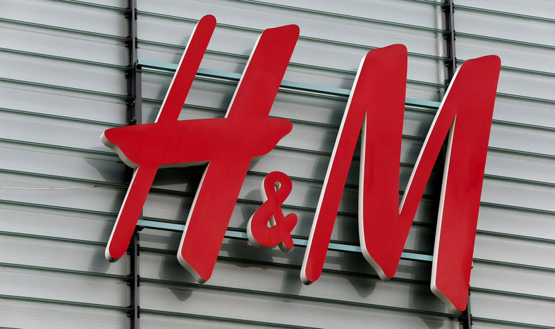 © Reuters. FILE PHOTO: Logo of Swedish fashion retail group H&M is seen at a building in Dietlikon